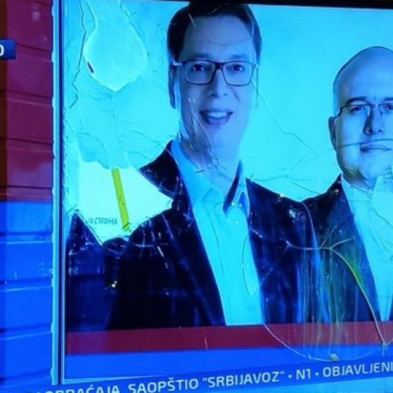 Blokaderi razbili prostorije SNS u Novom Sadu FOTO
