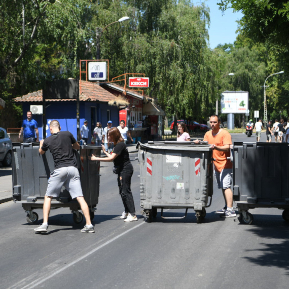 Opet se "kontejner blokaderi" međusobno tuku; "Toliko o njihovoj sabornosti" FOTO