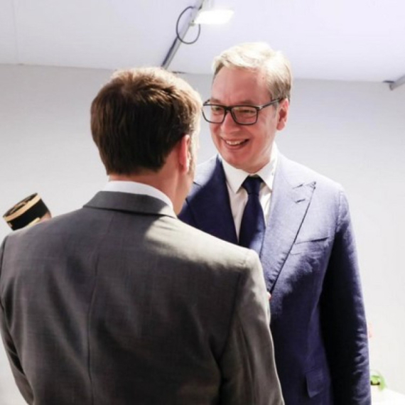 Vučić s Makronom u Sevilji: Prijateljski razgovor; Upoznao sam ga sa političkim dešavanjima u Srbiji FOTO