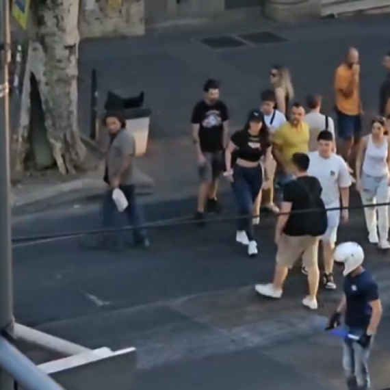 Mediji: Čovek vozi povređeno dete a blokaderi mu ne daju da prođe VIDEO