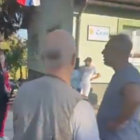 Kupac glasova nasrnuo na novinara VIDEO