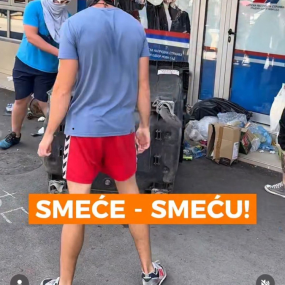 Blokaderi u Novom Sadu ruinirali SNS prostorije: Ispred vrata pobacano smeće i kontejneri FOTO