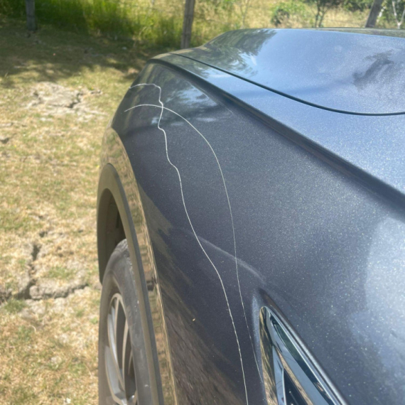 Još jedno zlodelo blokadera: Izgrebali automobil novinaru FOTO
