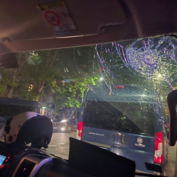 Brutalno nasilje na ulicama Beograda; Blokaderi napali policiju, povređen policajac, uništeno vozilo