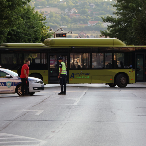Blokaderi zaustavili autobus s decom i odbrusili vozaču: "Šta nas zabole k**ac za decu"; "Sram vas bilo"