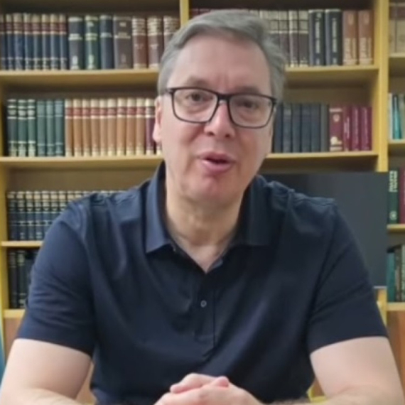 Vučić: "Preklinjem vas, očinski molim, ne rušite Srbiju...ne možete da je pobedite" VIDEO