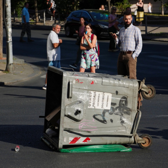 Između barikada i vuvuzela, tihi heroji vraćaju veru u ljude