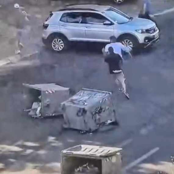 Blokaderi prevrću kontejnere, pa beže kao zečevi; Ulice i mostovi prohodni; Cilj je maltretiranje ljudi VIDEO