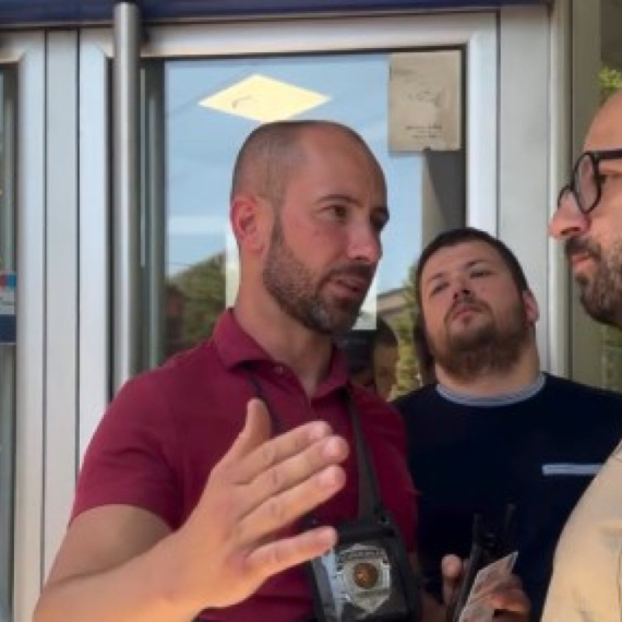 Visoki profesionalizam srpskog policajca: Kulturom protiv drskosti blokadera VIDEO