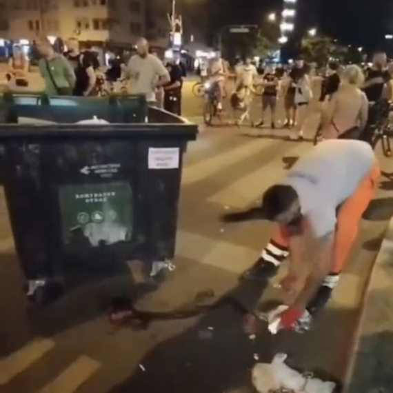 Blokaderi navukli bes građana: Dok komunalci čiste smeće koje su napravili, oni stoje i gledaju VIDEO