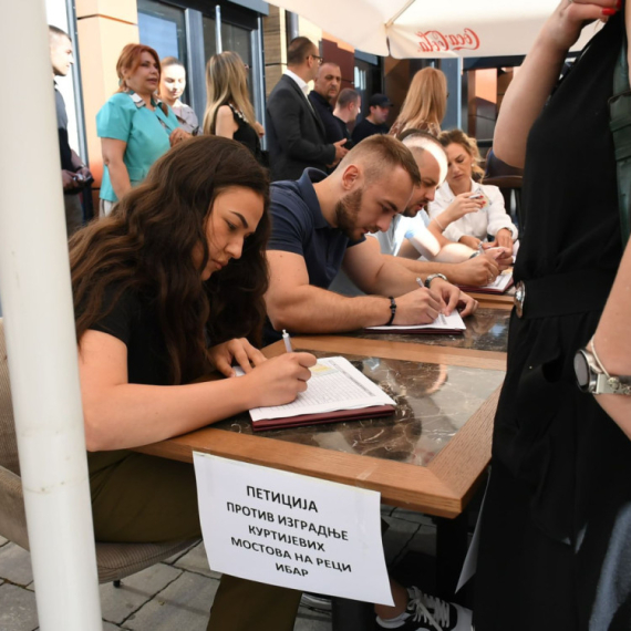 Veliki broj građana čeka u redu; Prikupljanje potpisa za peticiju protiv gradnje novih mostova na Ibru FOTO