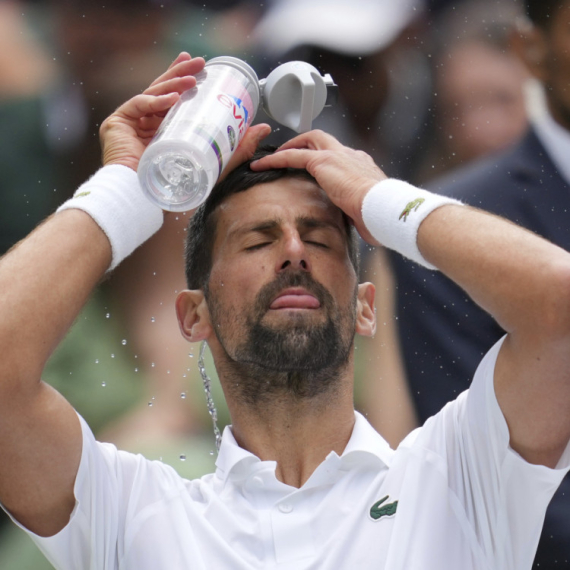 Nole snimljen na plaži Hrvatskoj, a ono što je uradio je sve nasmejalo: "Moramo mu kupiti sandale" VIDEO
