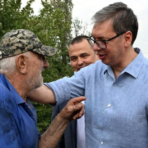 Vučić sa građanima čije su kuće stradale u požarima: Ljudima neko mora ovo da obnovi i to će država da uradi