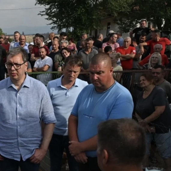 Vučić obišao požarom najugroženija mesta: Rešavamo sve iz budžetskih rezervi, da ljudima damo pare odmah FOTO