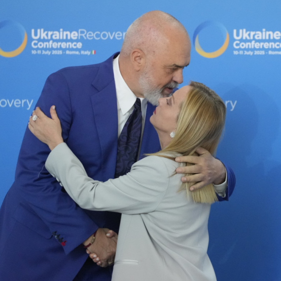 Uprkos molbama – Edi Rama na kolenima, ponovo VIDEO