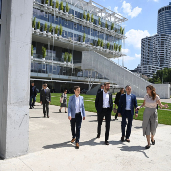 Brnabić sa Henrahanom obišla Ložionicu: Postaće ključni kreativni ekosistem u regionu FOTO