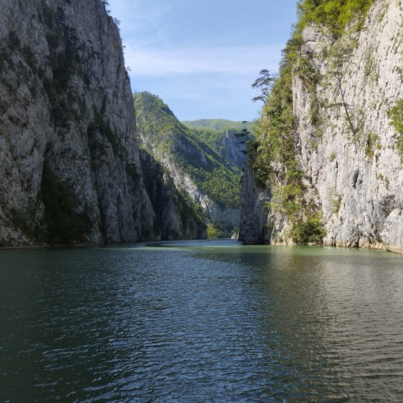Tragedija na regati u Ljuboviji: U Drini se utopio muškarac – najverovatnije pao sa čamca