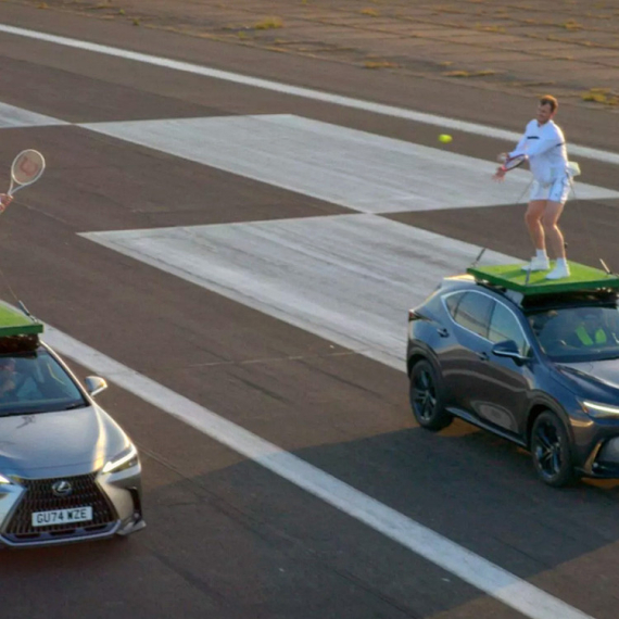 Ne, nije šala: Igrali tenis na krovu automobila dok su se vozila kretala VIDEO