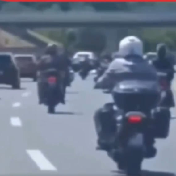 Pričali da je tunel nebezbedan, a sad kroz njega idu na protest protiv Vučića FOTO