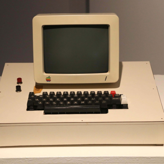 Prodaje se skoro savršeni primerak Apple-1 računara, a ovo je cena VIDEO