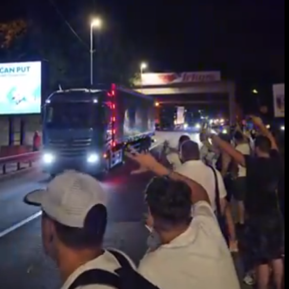Vozač kamiona zbog blokaderske bande upao u probleme: Ugrožena mu egzistencija zbog bahaćenja VIDEO