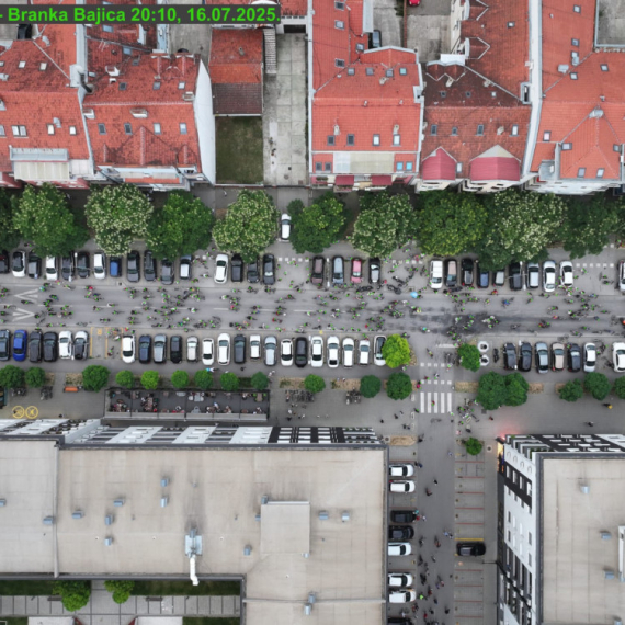 Novo nasilje: Njih 324 opkolilo ulaz gde živi gradonačelnik Novog Sada sa dve ćerkice FOTO