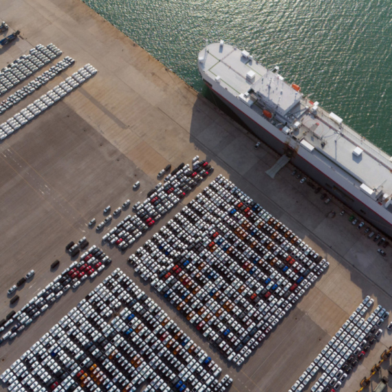 Hiljade luksuznih automobila "zaglavljeno" na ostrvu zbog rata u Iranu
