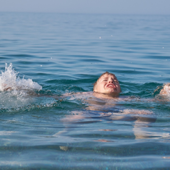 Otac bacio sedmogodišnjeg sina sa litice u jezero VIDEO