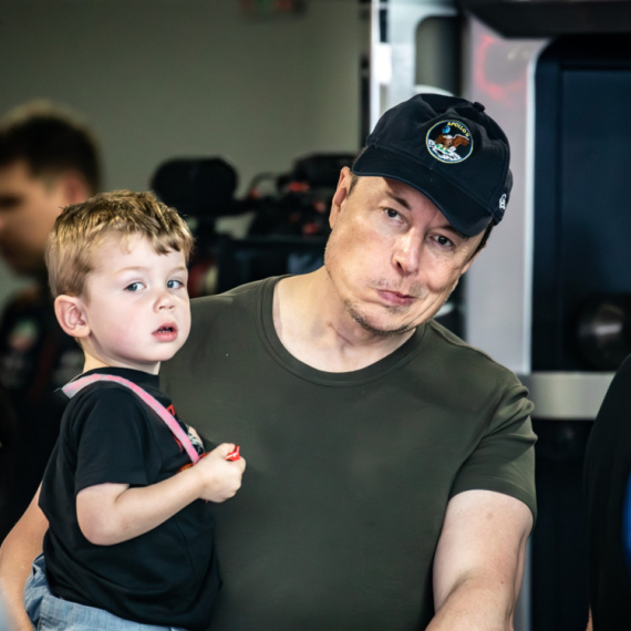 Ilon Mask lansira Baby Grok: Bezbedni AI za decu
