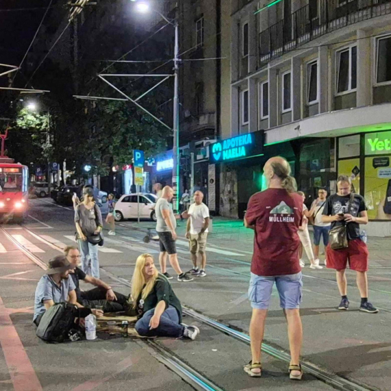 Šačica blokadera maltretira građane; Blokirana jedna od glavnih ulica u Beogradu FOTO