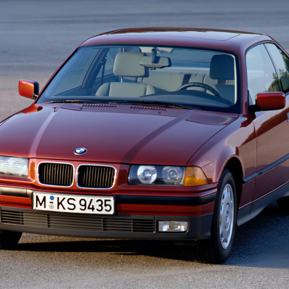 Zaustavili BMW bez haube, a kad su pogledali unutra – nisu mogli da veruju šta vide FOTO