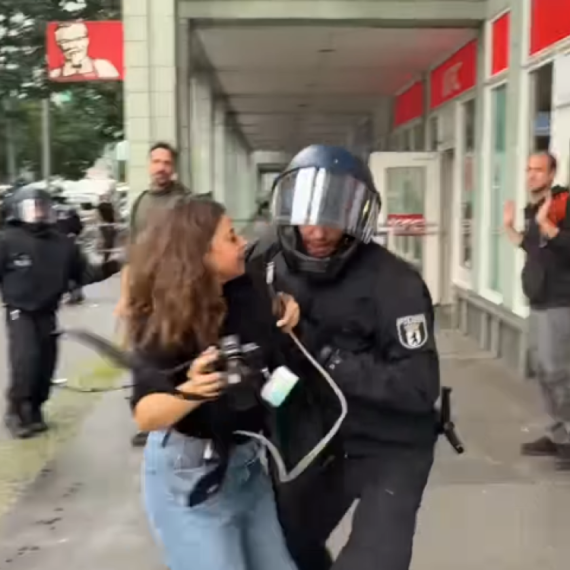 Kako izgleda sloboda medija u Nemačkoj: Policajac tokom protesta nasrnuo na novinarku VIDEO