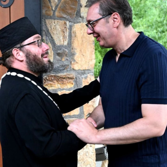 Vučić u manastiru Tumane: Na stotine ljudi dolaze ovde; Kad se izgradi saobraćajnica, biće lakše VIDEO