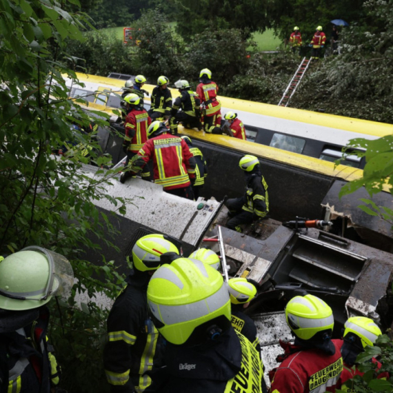 Voz iskočio iz šina: Hitne službe na icu mesta; Ima povređenih FOTO