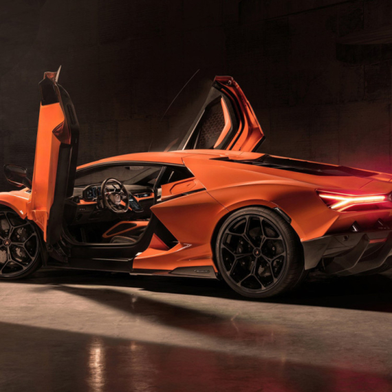 Lamborghini ima problem sa vratima: Mogu da se zatvore sama od sebe i povrede vozača
