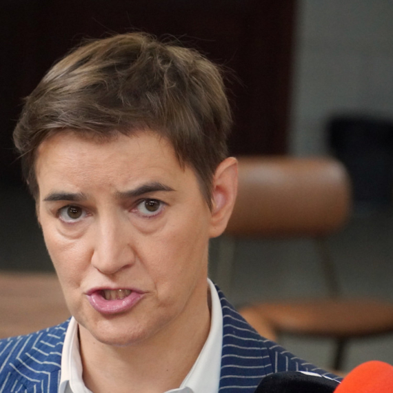 "Bando, šta ili koga spaljujete večeras?"; Brnabić se obratila direktno blokaderima