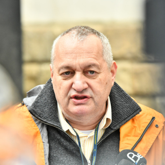 Blokaderski novinar upitao Srđana Milivojevića: Do kada nameravaš da puziš i da se savijaš pred plenumašima?