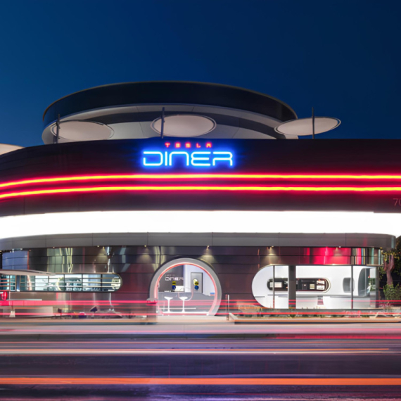 Tesla otvorio restoran iz snova: Konobari na rolerima dočekuju goste, a robot služi kokice