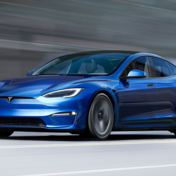 Ispao mu telefon, sada Tesla mora da plati 240 miliona dolara