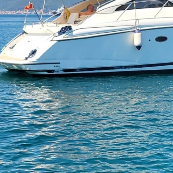 Glavni blokader Tomanović ruši vlast u Srbiji sa luksuzne jahte u marini rizorta Porto Novi FOTO