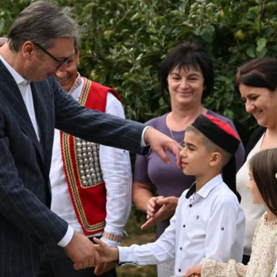 Vučić u Banstolu obišao porodicu Radan koja je u "Oluji" proterana iz sela kod Knina FOTO/VIDEO