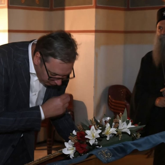 Vučić u crkvi Blage Marije u Banstolu: Naše žrtve nisu zaboravljene, nećemo prestati da pamtimo i da se molimo
