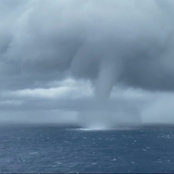 Zastrašujući snimci: Izronila morska "neman"; Tornado nosi sve pred sobom, turisti beže u panici VIDEO