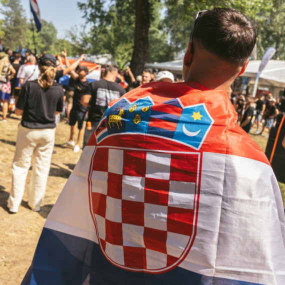 Sramno veličanje "Oluje": Hiljade ljudi u crnom preplavilo Sinj, odzvanja "Za Dom spremni"