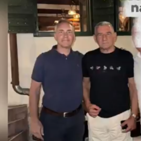 Simpatizer srpskih blokadera pozira sa čovekom koji je ubijao i proterivao Srbe VIDEO
