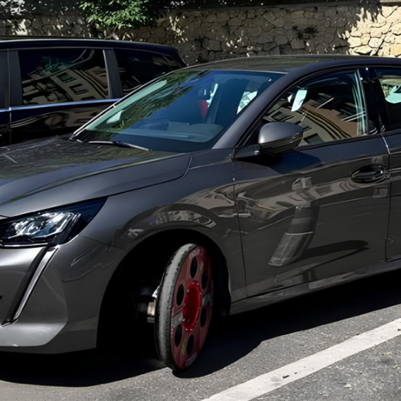 Peugeot sa čudnim točkovima zbunio prolaznike! Znate li čemu služe? FOTO
