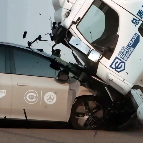 Kineski sudar koji je šokirao svet: Kamion odleteo u vazduh, a EV ostao čitav! VIDEO