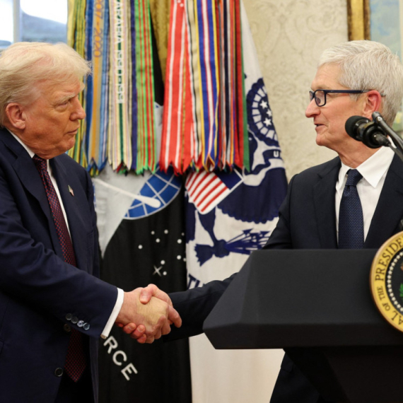 Apple se dodvorava Trampu: Poklon od zlata FOTO/VIDEO