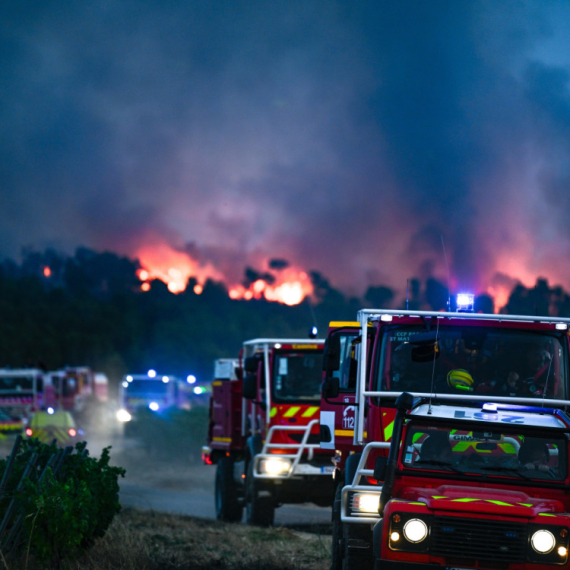 Veliki požar u Hrvatskoj; Na terenu više od 60 vatrogasaca, čule se eksplozije FOTO/VIDEO