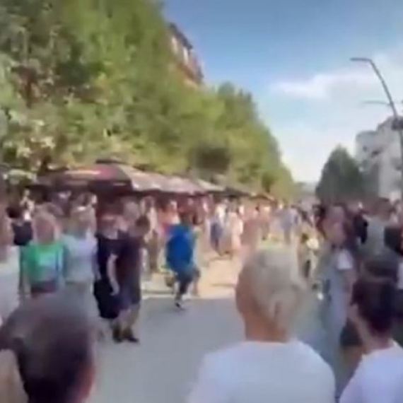Kurti pokušao novu provokaciju u Severnoj Mitrovici - Srbi mu odgovorili kolom i pesmom VIDEO